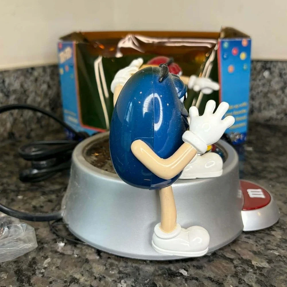 M&M's Blue and Red Character Digital Alarm Clock AM/FM Radio 841.396 Novelty